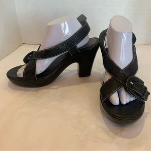 TOMMY HILFIGER black platform sandal with buckle detail in front sides size 11